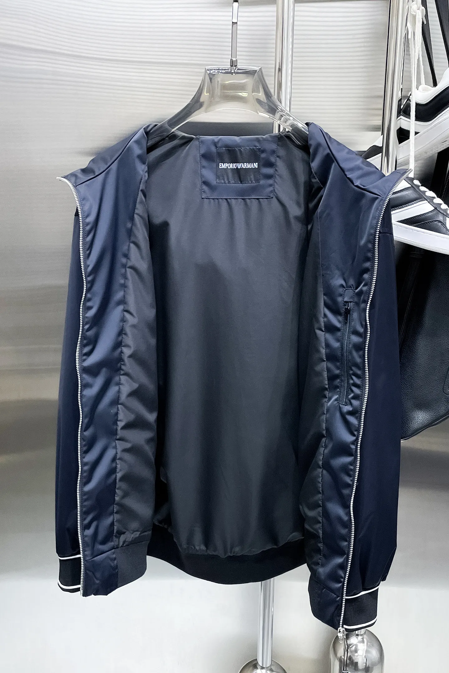 Armani official website Same Style, complete with three labels, on sale in advance. 2026 Autumn and Winter New Arrival men's jacket, Original with complete three labels, Premium version. Custom-made fabrics at the counter. Breathable, high comfort, impeccable details, brand element design concept, reflecting high quality. It feels delicate and soft, presents a casual cut, and has a great upper body shape. Sizes: M～3XL,